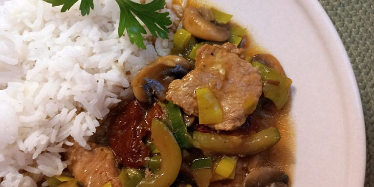 Vepřové plátky na žampionech, cuketě, pórku a rajčatech.