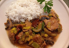 Vepřové plátky na žampionech, cuketě, pórku a rajčatech.