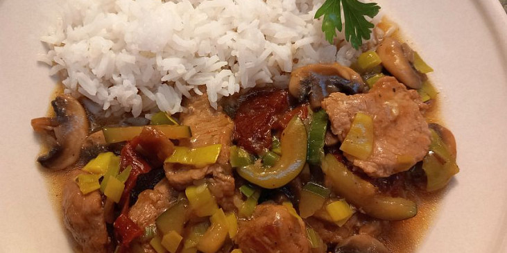 Vepřové plátky na žampionech, cuketě, pórku a rajčatech.