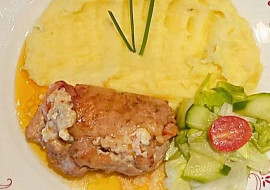 Závitek plněný sýrem a rajčaty