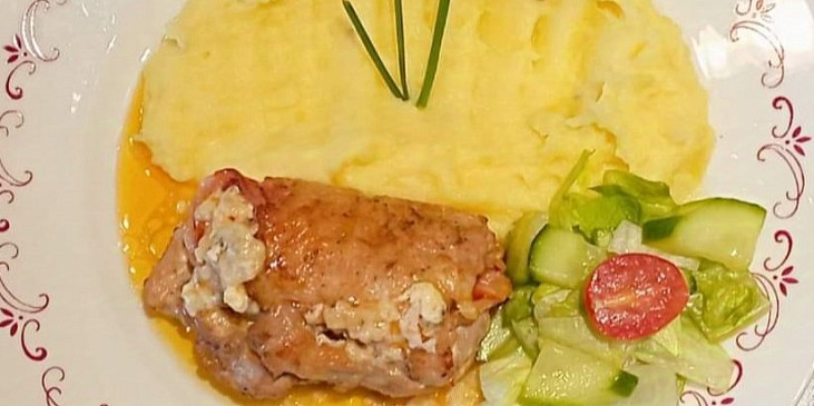 Závitek plněný sýrem a rajčaty