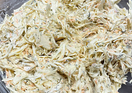 Zelný salát s koprem a medvědím česnekem