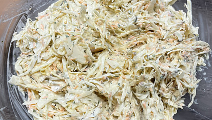 Zelný salát s koprem a medvědím česnekem