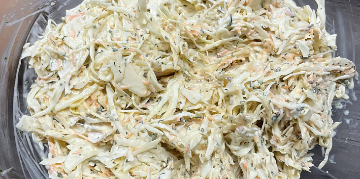 Zelný salát s koprem a medvědím česnekem