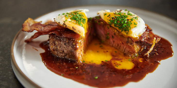 Anglický steak se sázeným vejcem podle Mirka Kaliny