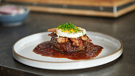 Anglický steak se sázeným vejcem podle Mirka Kaliny