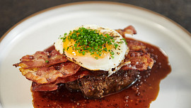 Anglický steak se sázeným vejcem podle Mirka Kaliny