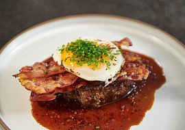 Anglický steak se sázeným vejcem podle Mirka Kaliny
