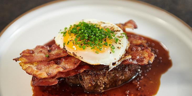 Anglický steak se sázeným vejcem podle Mirka Kaliny