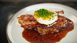 Anglický steak se sázeným vejcem podle Mirka Kaliny