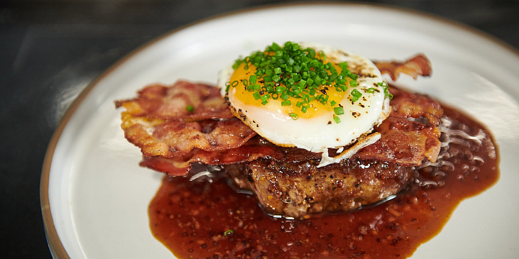 Anglický steak se sázeným vejcem podle Mirka Kaliny