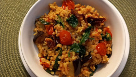 Bulgur s lilkem, špenátem a rajčaty