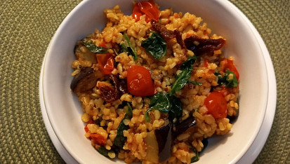 Bulgur s lilkem, špenátem a rajčaty