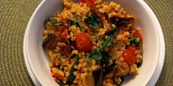 Bulgur s lilkem, špenátem a rajčaty