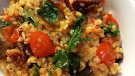 Bulgur s lilkem, špenátem a rajčaty