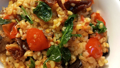 Bulgur s lilkem, špenátem a rajčaty