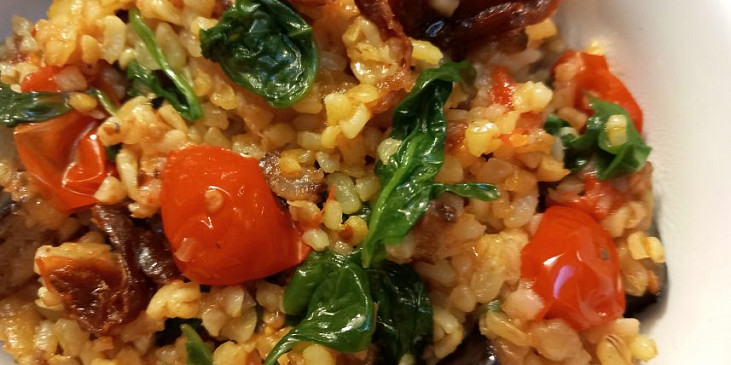 Bulgur s lilkem, špenátem a rajčaty