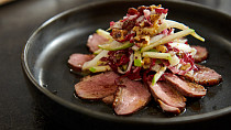 Kachní prsa s čekankovým salátem podle Mirka Kaliny