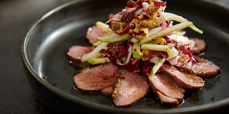 Kachní prsa s čekankovým salátem podle Mirka Kaliny