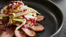 Kachní prsa s čekankovým salátem podle Mirka Kaliny