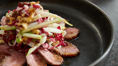 Kachní prsa s čekankovým salátem podle Mirka Kaliny