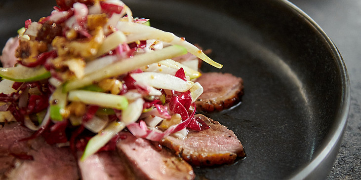 Kachní prsa s čekankovým salátem podle Mirka Kaliny