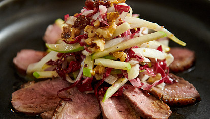 Kachní prsa s čekankovým salátem podle Mirka Kaliny