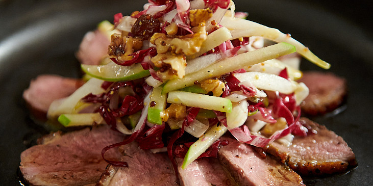 Kachní prsa s čekankovým salátem podle Mirka Kaliny