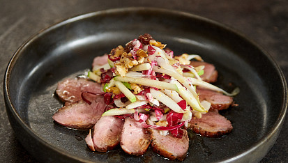 Kachní prsa s čekankovým salátem podle Mirka Kaliny