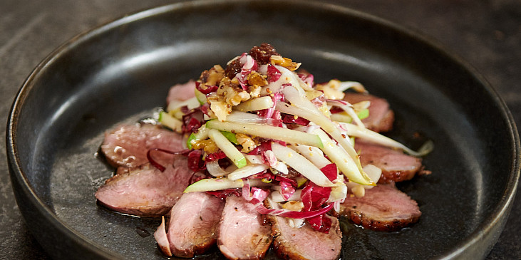 Kachní prsa s čekankovým salátem podle Mirka Kaliny