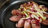 Kachní prsa s čekankovým salátem podle Mirka Kaliny