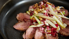 Kachní prsa s čekankovým salátem podle Mirka Kaliny