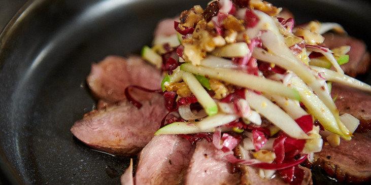 Kachní prsa s čekankovým salátem podle Mirka Kaliny