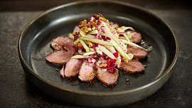 Kachní prsa s čekankovým salátem podle Mirka Kaliny