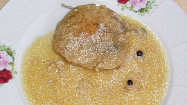 Kotleta plněná špekem a okurkou