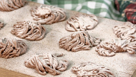 Skořicové cukroví z lisu na česnek