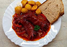 Špekáčky na černém pivu se zeleninou