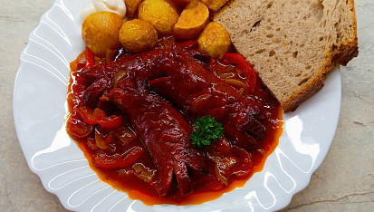 Špekáčky na černém pivu se zeleninou