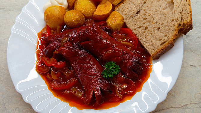 Špekáčky na černém pivu se zeleninou