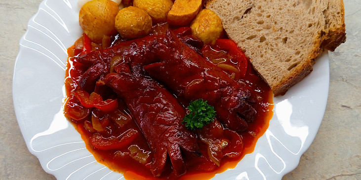 Špekáčky na černém pivu se zeleninou