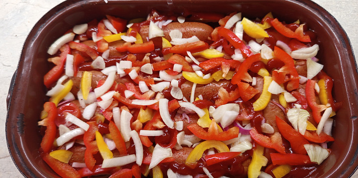 Špekáčky na černém pivu se zeleninou