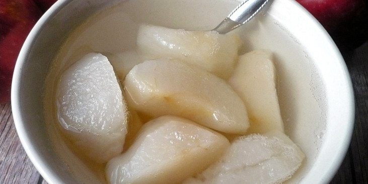 Jablečný kompot s badyánem (Místo mleté skořice vařeno s kouskem celé skořice.)