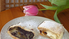 Jablkový závin (štrúdl) z jogurtového těsta