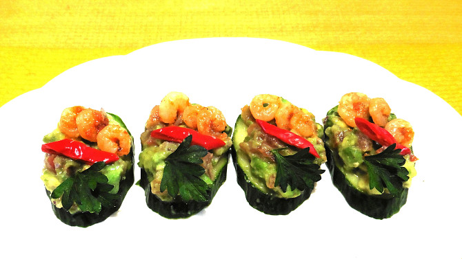 Jednohubky s guacamole a krevetkami