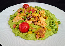 Kuřecí prsa na slanině s hráškovou kaší