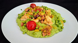 Kuřecí prsa na slanině s hráškovou kaší