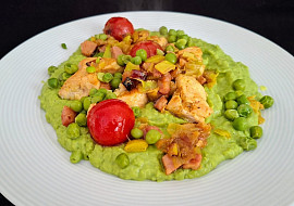 Kuřecí prsa na slanině s hráškovou kaší