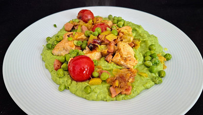 Kuřecí prsa na slanině s hráškovou kaší