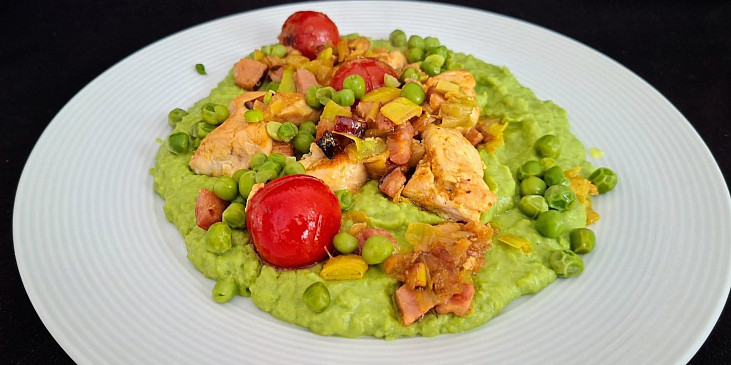 Kuřecí prsa na slanině s hráškovou kaší