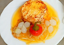 Nakládaný hermelín s cibulí